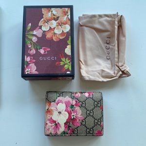 SALE!! Authentic Gucci Blooms Pink wallet *mint condition*